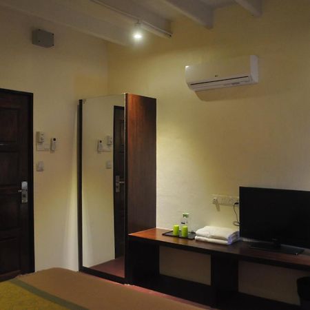 Red Inn Court George Town Bagian luar foto