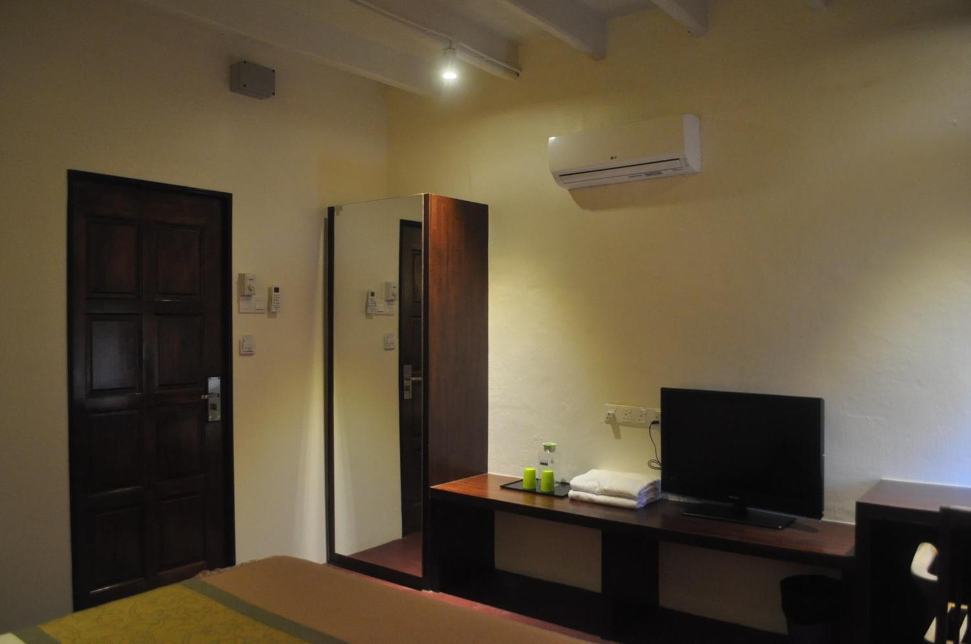 Red Inn Court George Town Bagian luar foto