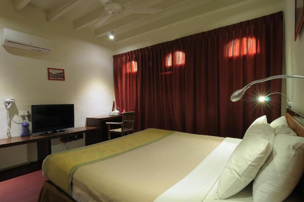 Red Inn Court George Town Bagian luar foto