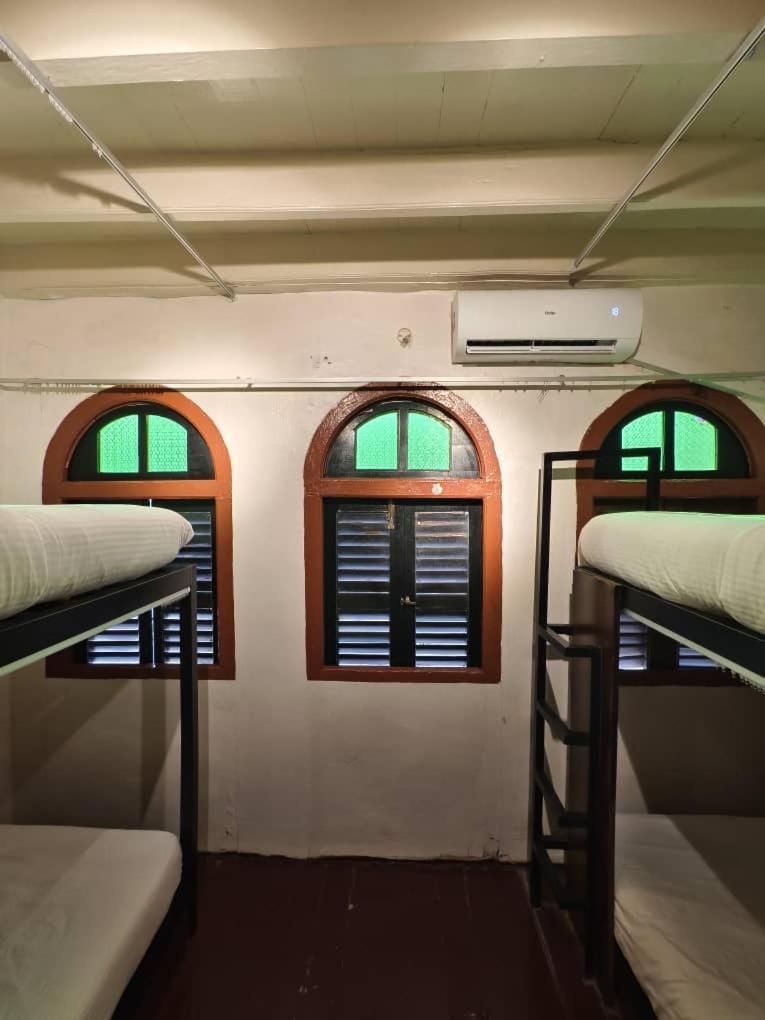 Red Inn Court George Town Bagian luar foto