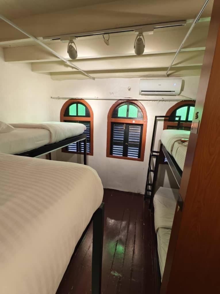 Red Inn Court George Town Bagian luar foto