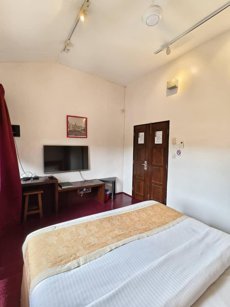 Red Inn Court George Town Bagian luar foto