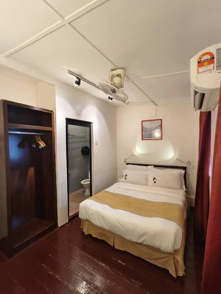 Red Inn Court George Town Bagian luar foto