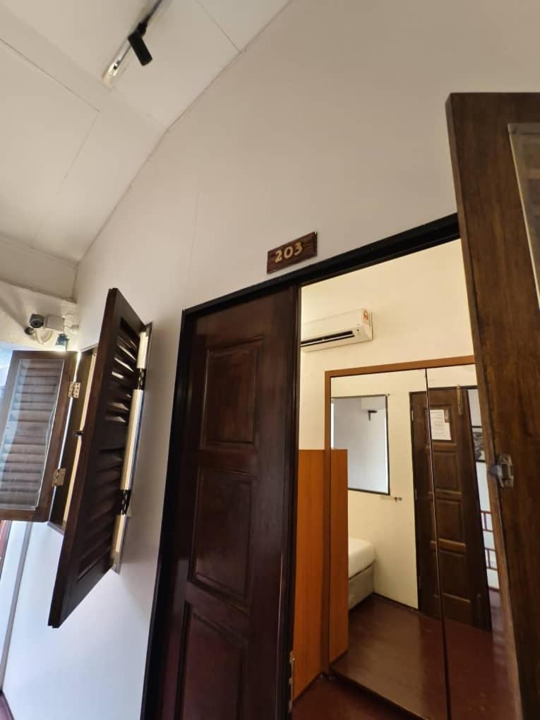 Red Inn Court George Town Bagian luar foto